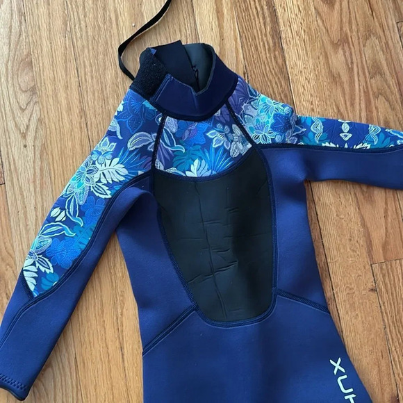 Xuker wet suit navy with floral girls long sleeve 10.5” pit to pit like new - Picture 4 of 6